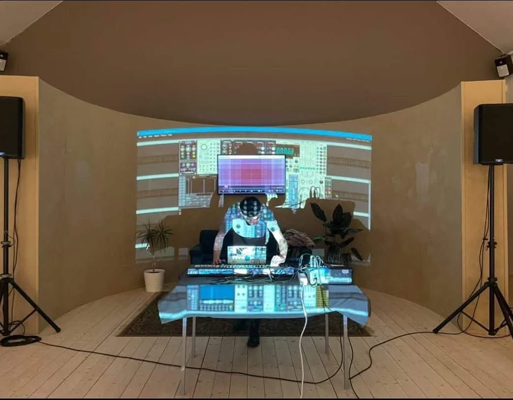 Still from too_basicc's live performance mkc live at Mångkulturellt centrum, Stockholm, 2023